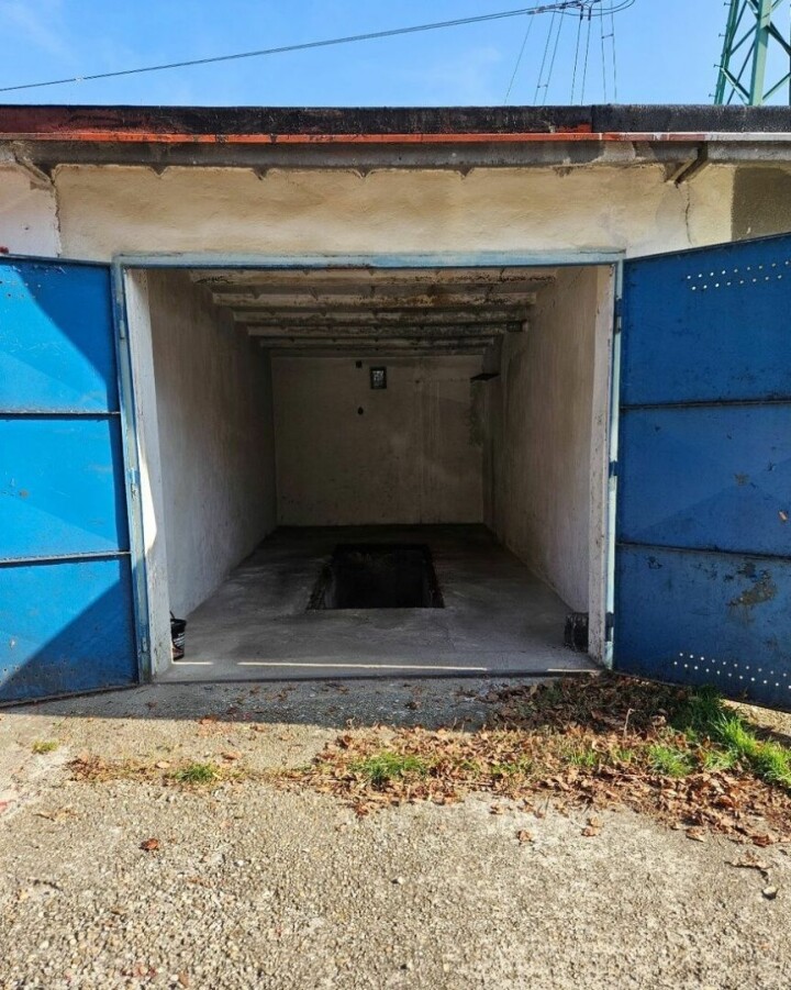 Garáž 17 m2 na predaj na Astronomickej ulici v Ružinove