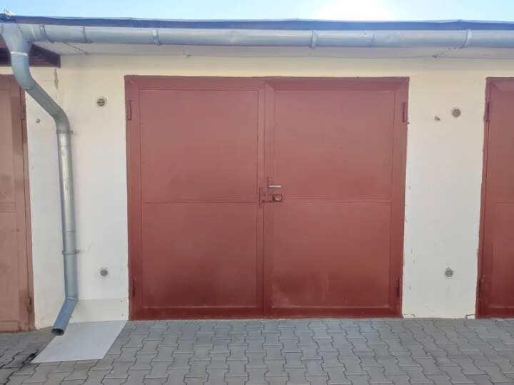 Garáž na predaj v Poprade, 24 m2, s elektrinou a jamou