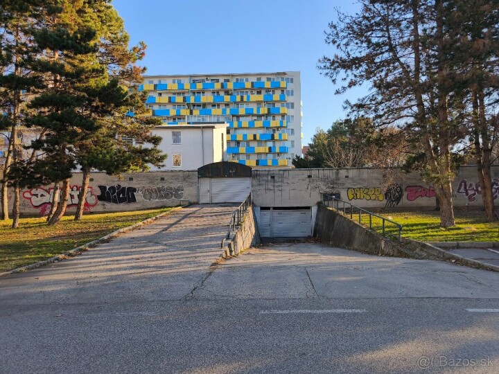 Garáž na prenájom na Papraďovej ulici v Ružinove