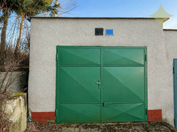 Na predaj murovaná garáž 27 m² v Handlovej na Mierovom námestí