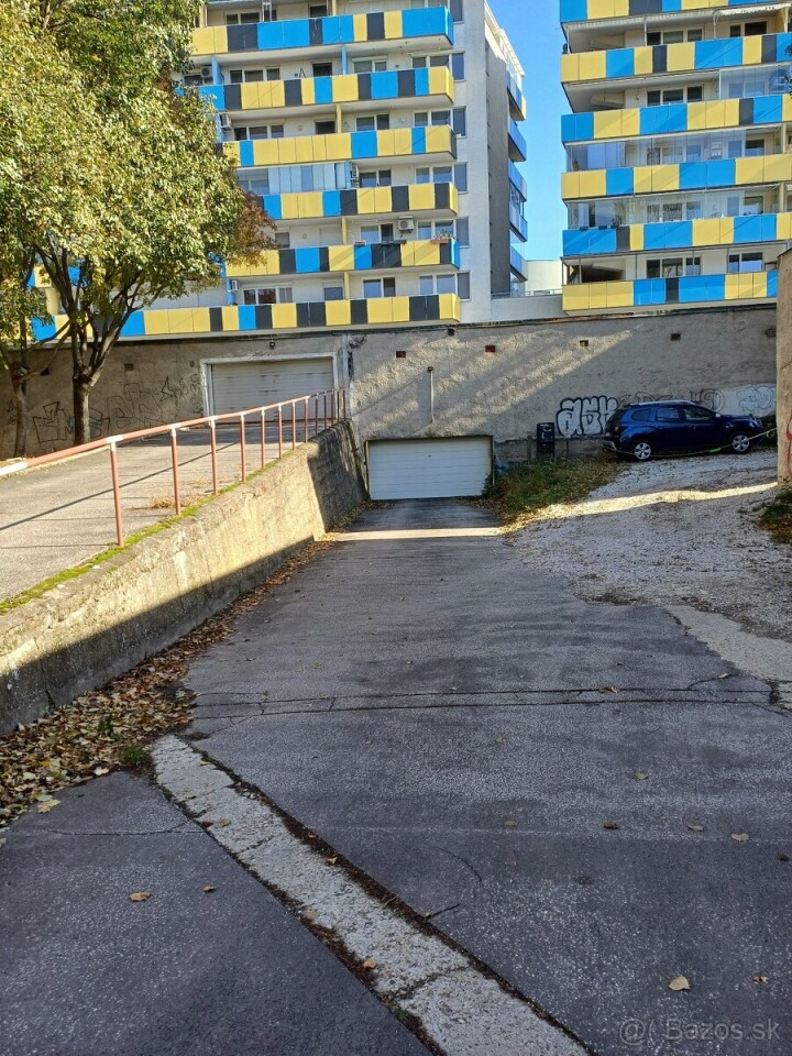 Prenájom garáže v garážovom dome na Papraďovej ulici, Ružinov