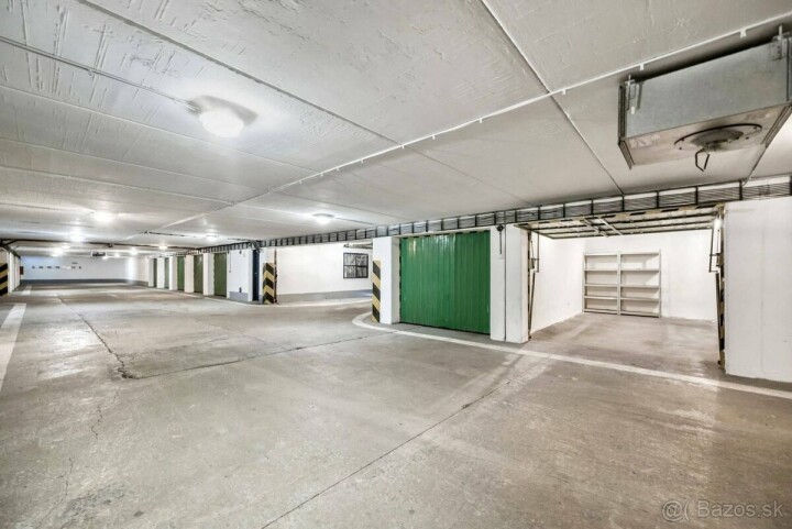 Na predaj: Uzavretá garáž v garážovom dome Ľ. Fullu, Karlova Ves