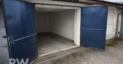 Murovaná garáž na predaj v centre mesta - 18 m²