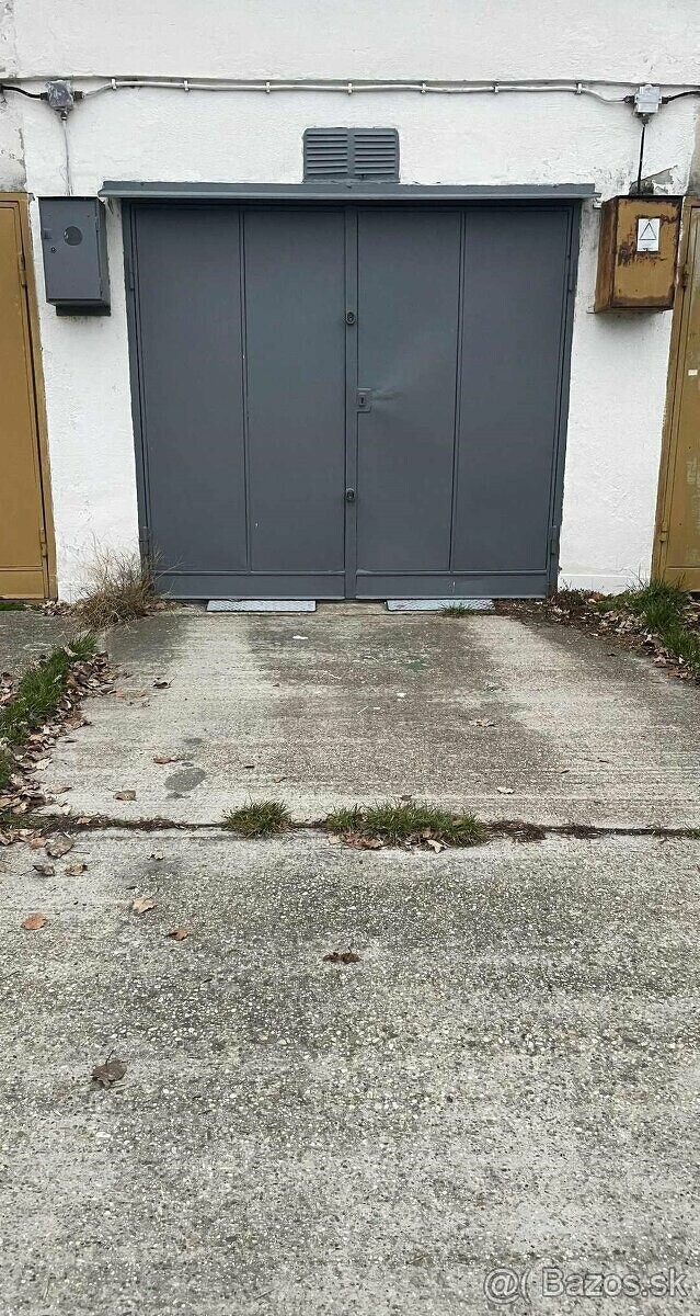 Na predaj zrekonštruovaná garáž s elektrinou v Komárne