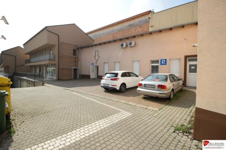 Prenájom parkovacích miest na Javorovej ulici v Senci