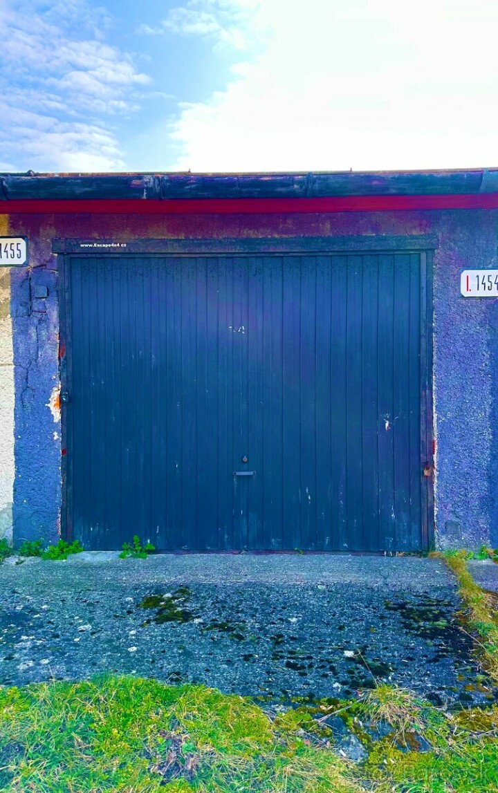 Predaj garáže s regálom a pracovným ponkom pri Gewise