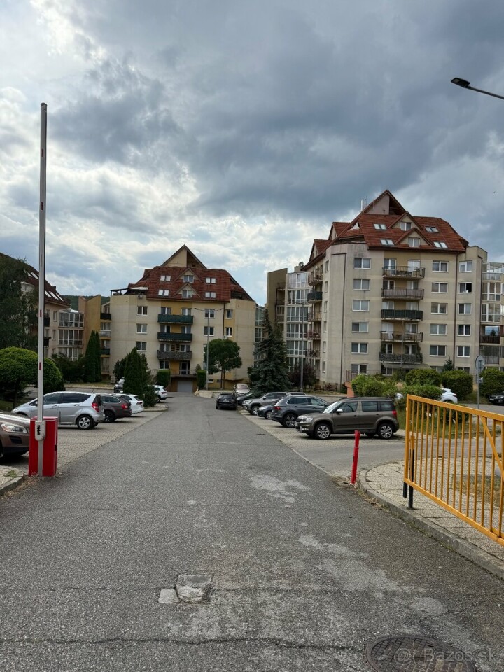 Vonkajšie parkovacie miesto na Klimkovičovej ulici v KVP