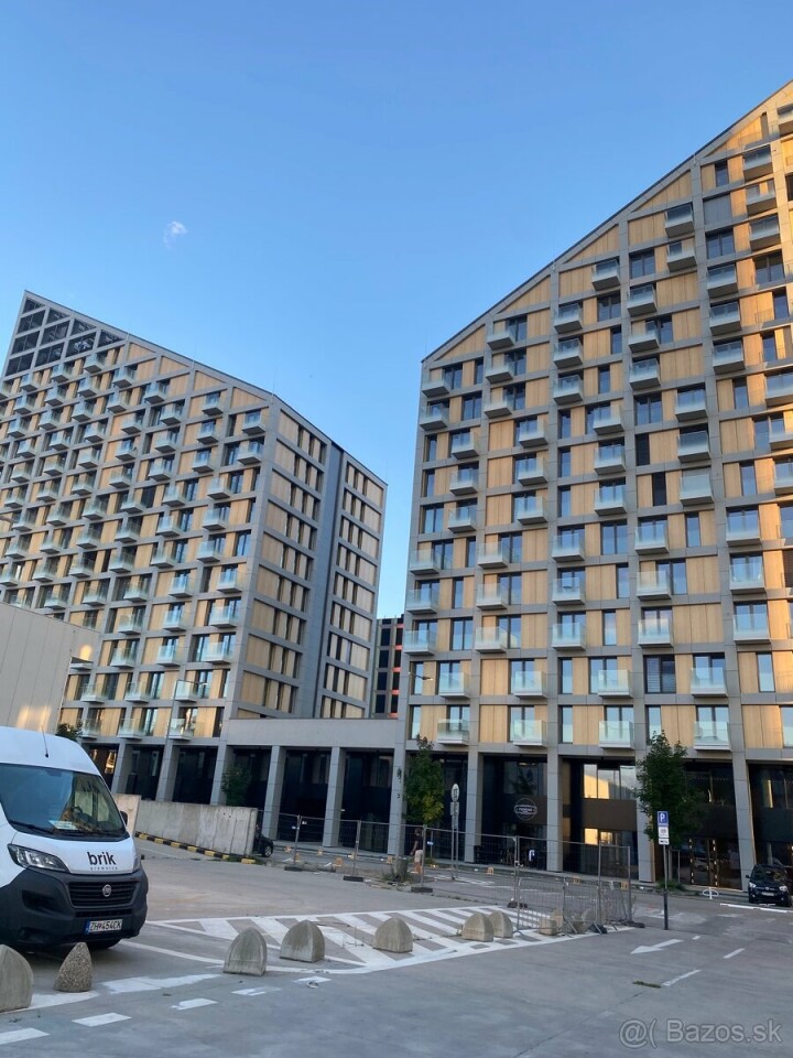 Prenájom 2 parkovacích miest v garáži Metropolis