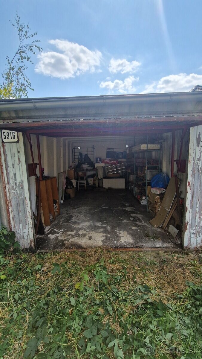 Predaj garáže pre auto v Piešťanoch - Orviský kút