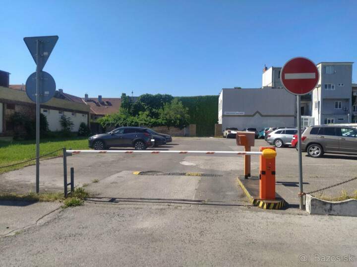 Parkovacie miesto na prenájom v centre Nitry za hotelom Zobor