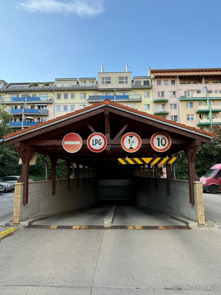 Predaj priestrannej garáže 42 m² na Lužnej ulici v Petržalke