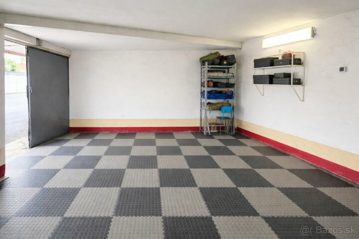 Na predaj dvojgaráž 30 m² s elektrinou a dvoma vstupmi