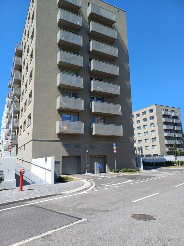 Prenájom vnútorných parkovacích miest v garáži na Ivánskej ceste 32