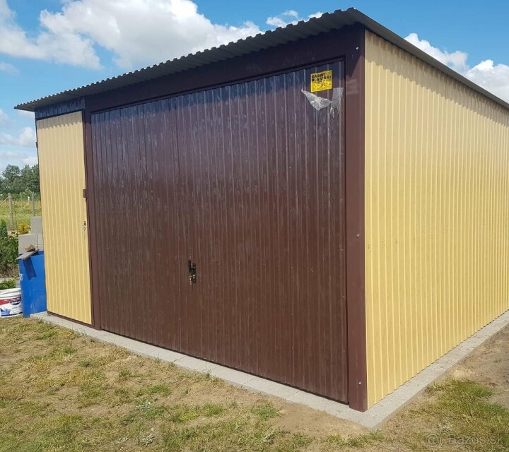 Plechová garáž 4x6m s vchodovými dverami a výklopnými vrátami