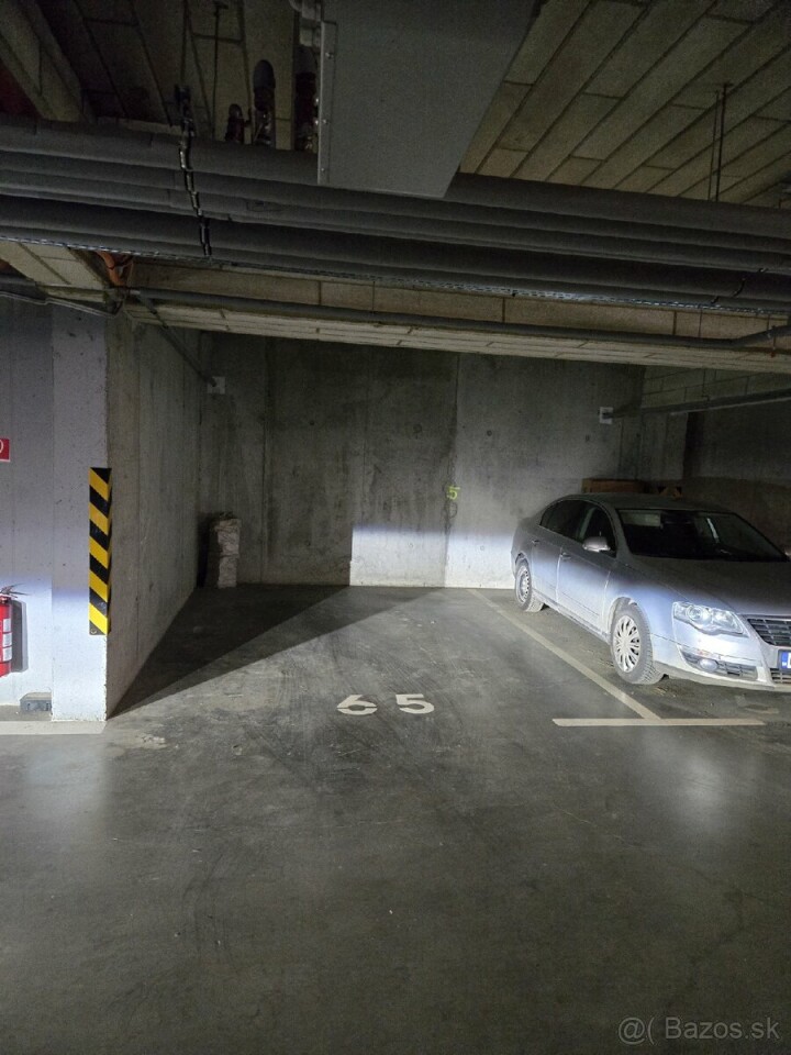 Predaj priestranného parkovacieho miesta s kobkou v Trnave
