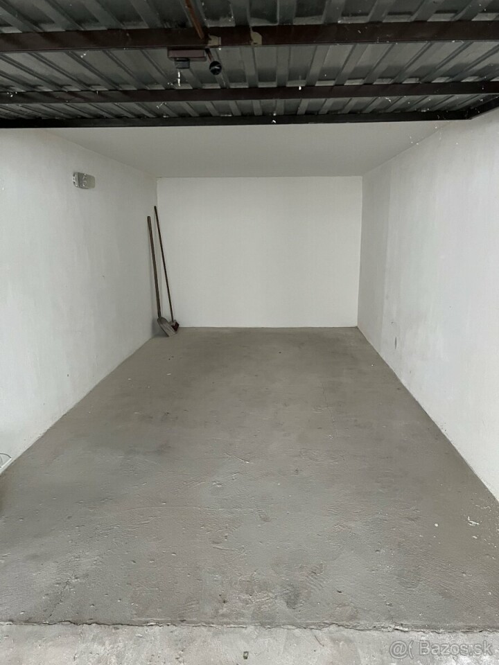 Na predaj garáž s pozemkom v Lučenci