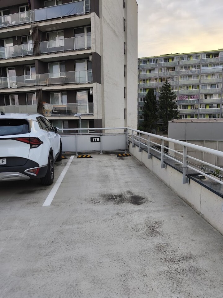 Bezpečné parkovacie miesto na prenájom pri OC Galéria