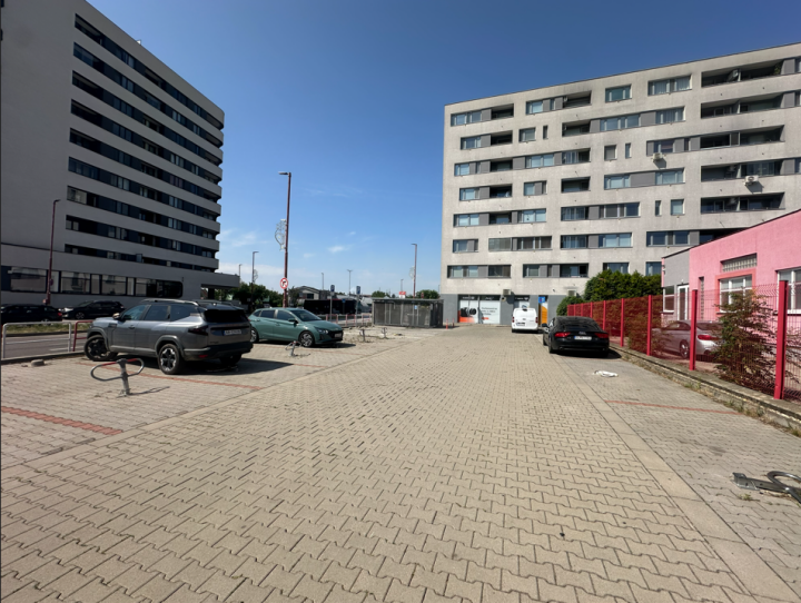 NA PREDAJ - vonkajšie parkovacie miesto Kazanská