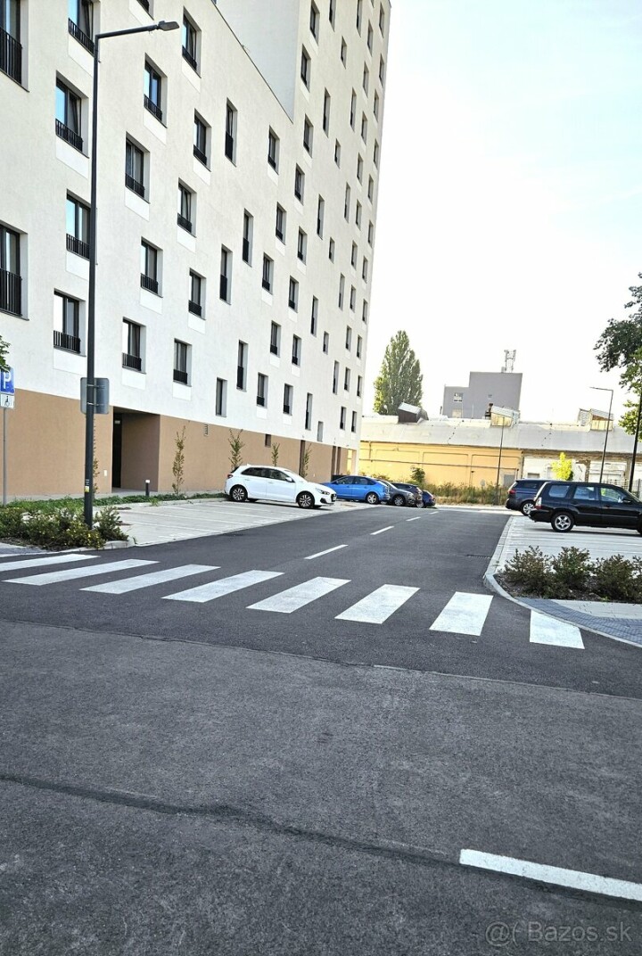 Vonkajšie parkovacie miesto na prenájom v Petržalke