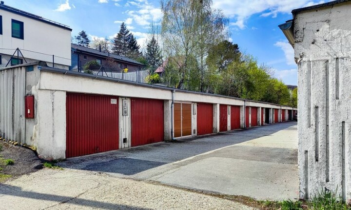 Na predaj murovaná garáž na Hanulovej ulici v Dúbravke