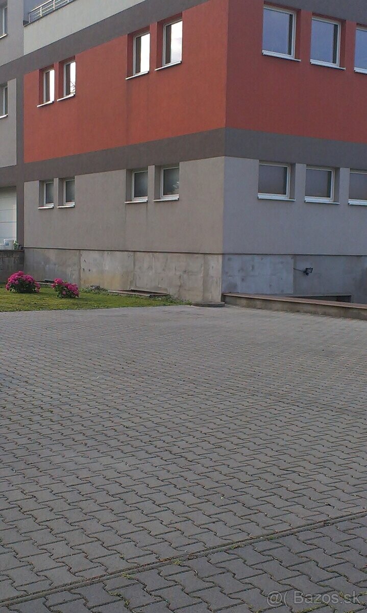 Prenájom parkovacích miest v centre Žiliny na Bulvári a Hálkovej ulici