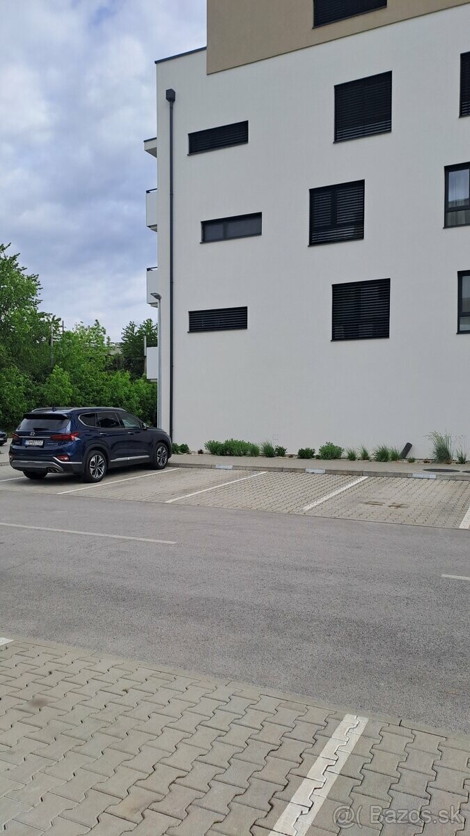 Parkovacie miesto na prenájom na ulici Rulandská vo Vinohradoch
