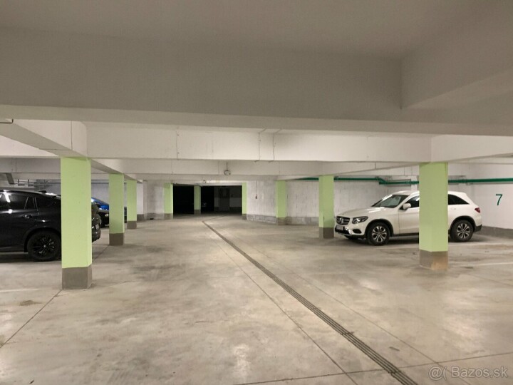 Vnútorné parkovacie miesto v Rezidencii Mestský park, Staré mesto, KE