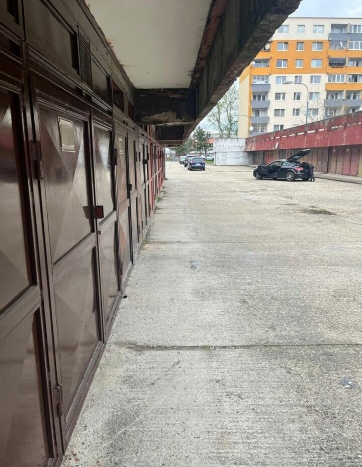 Zrenovovaná garáž 13m2 na predaj na Bebravskej ulici, BA II