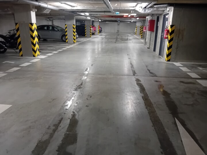 Parkovacie miesto pri ŽST Petržalka