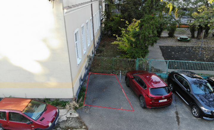 Parkovacie státie v Starom meste na ulici Špitalská