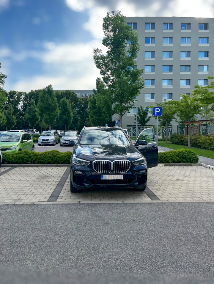 parkuj priamo pri LETISKU