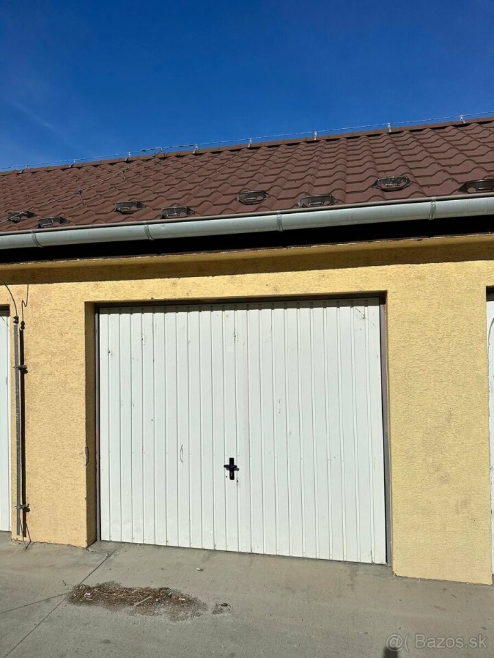 Garáž na predaj v Kozárovciach s elektrinou