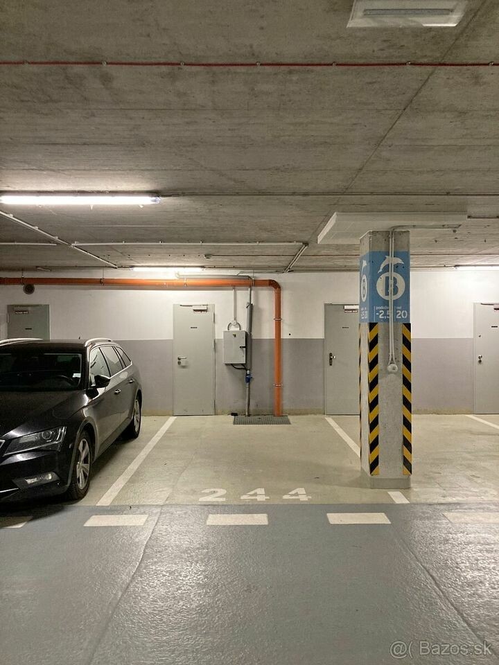 Prenájom parkovacie miesto s kobkou / skladom v garáži City Park Plynárenská