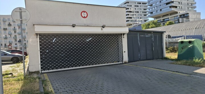 Prenájom – veľké garážové státie pre motorku, Muchovo nám., Petržalka