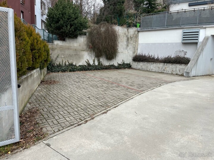 Prenájom parkovacieho miesta v garáži a vonkajšie parkovanie