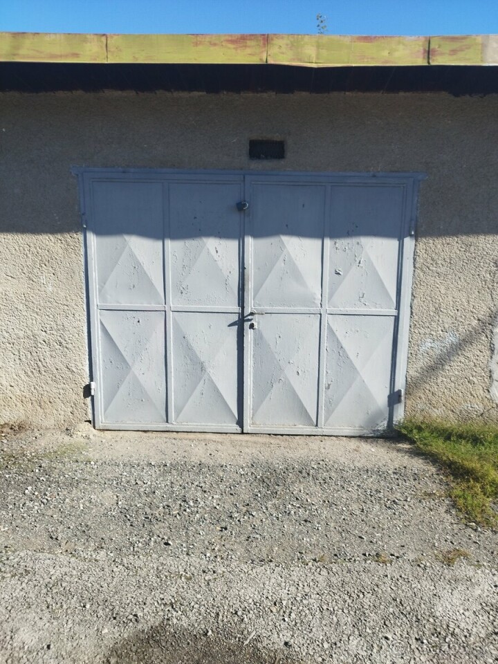 Murovaná garáž na predaj s elektrinou v Brezne