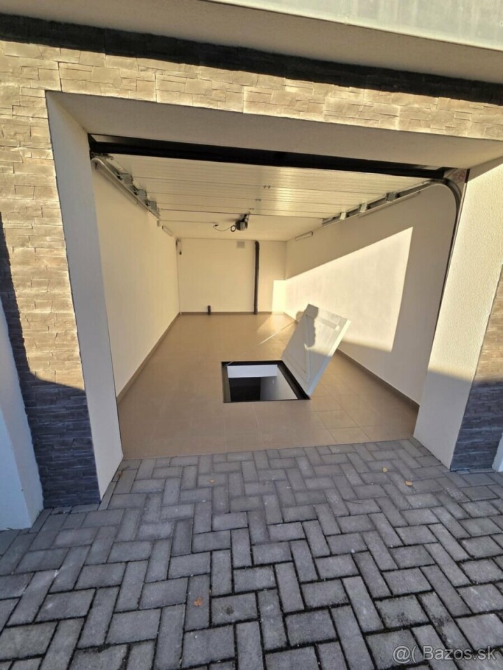 Zrekonštruovaná garáž na predaj v Štúrove s montážnou jamou
