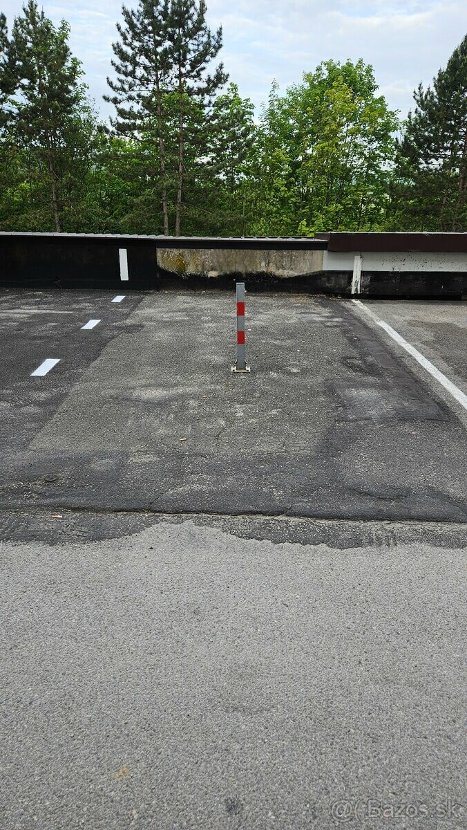 Veľké parkovacie miesto na prenájom v sídlisku Rozkvet