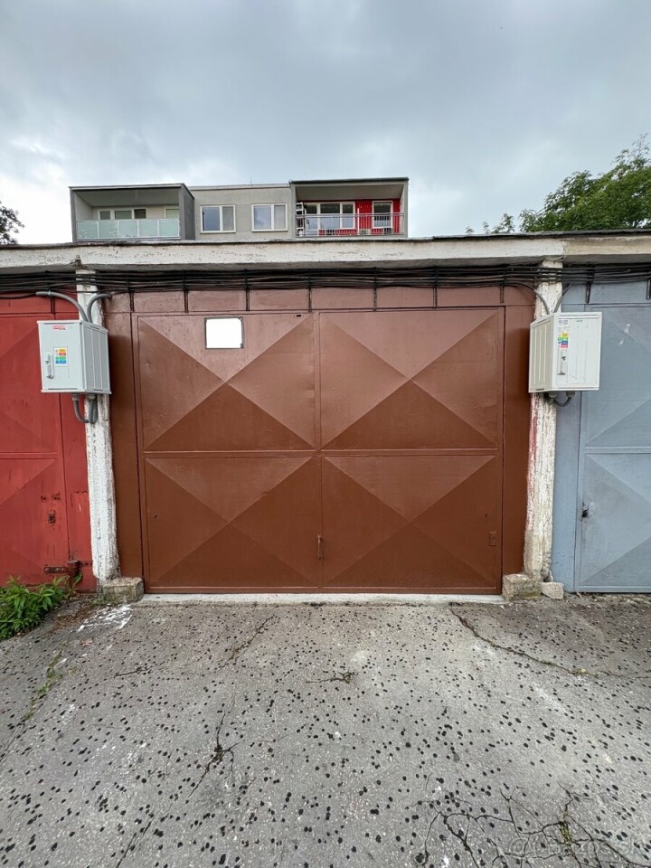 Priestranná garáž 19m² na predaj s pozemkom a novou elektrinou