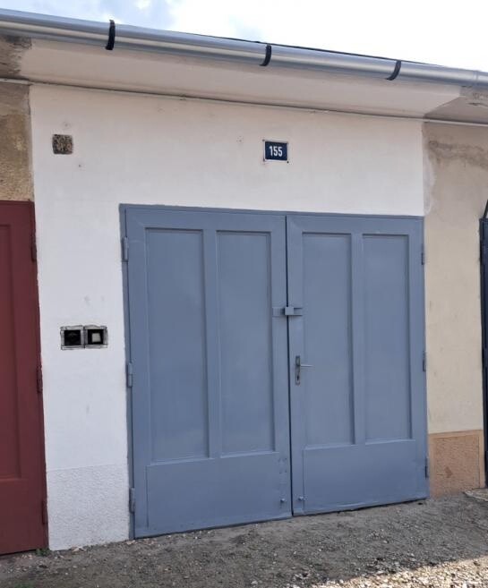 Na predaj priestranná garáž v Komárne na ulici Mieru