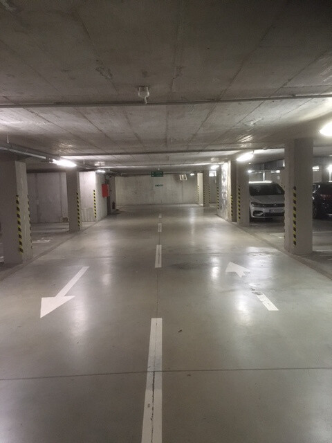 Na predaj priestranné garážové státie v novostavbe na Strážnickej ulici