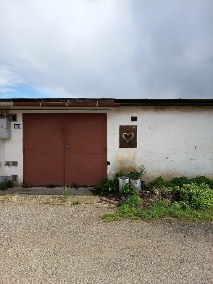 Na predaj garáž v Poprade s elektrinou a pivnicou