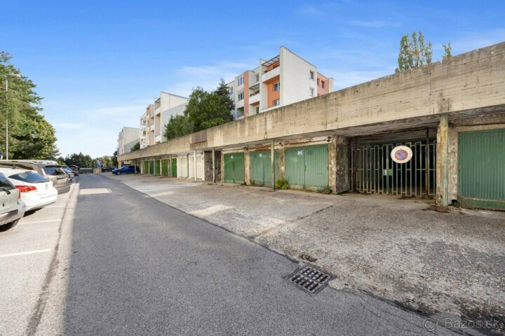 Predaj uzavretej garáže na Adámiho ulici v Karlovej Vsi