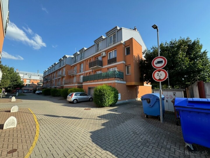 Prenájom garážového státia v uzavretom komplexe v Piešťanoch