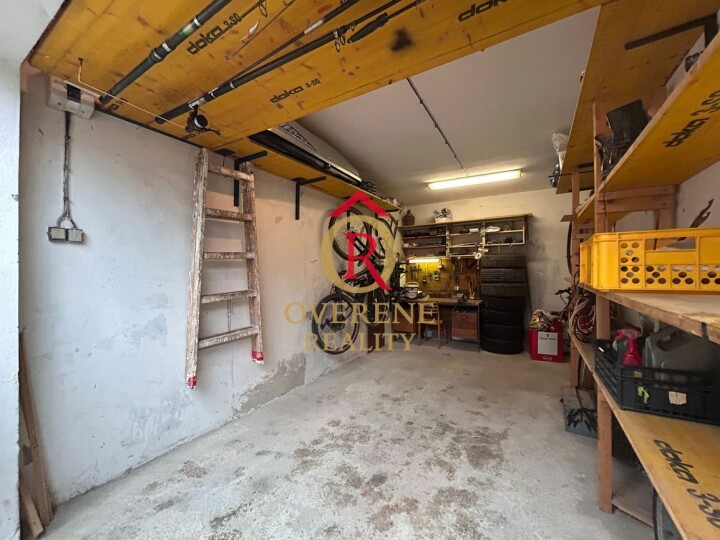 Na predaj udržiavaná garáž s elektrinou a súkromným prístupom