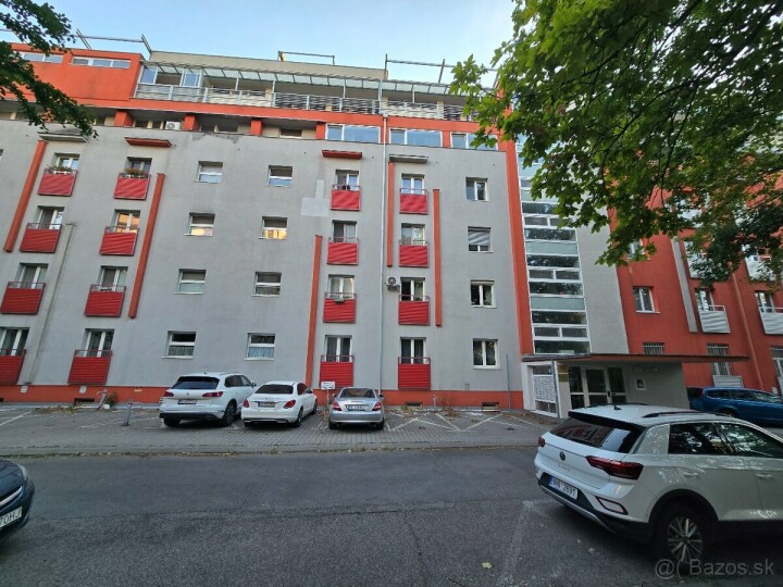 Prenájom vonkajšieho parkovacieho miesta v Ružinove
