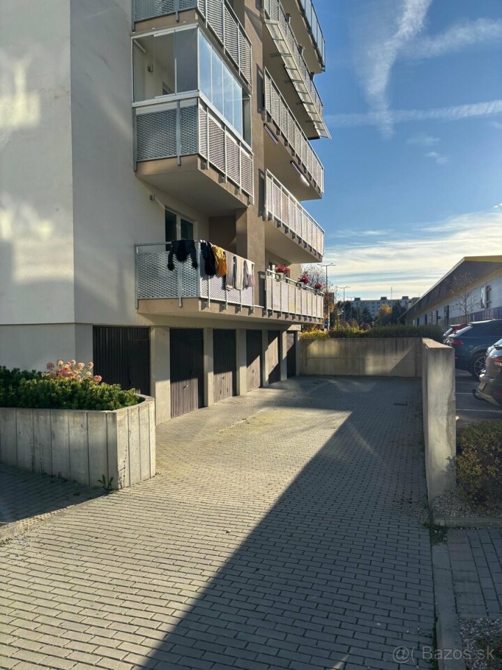 Prenájom garáže s elektrickou bránou na Dlhých lúkach