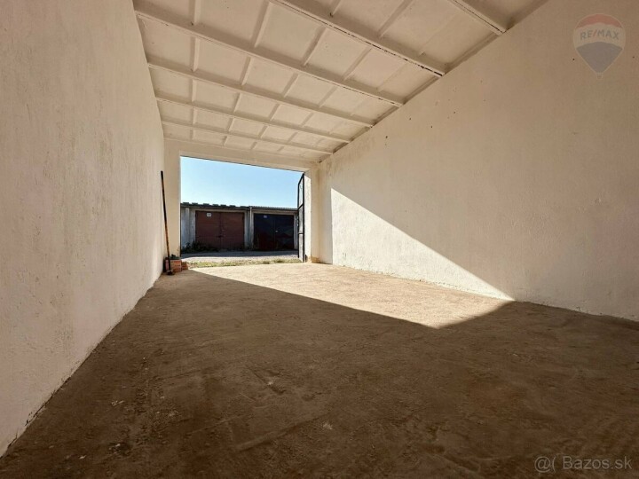 Na predaj murovaná garáž 18 m² v Nitre na ulici Lomnická