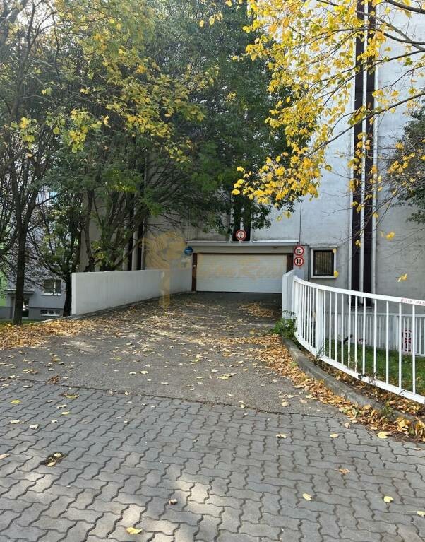 Veľká garáž na predaj v parkovacom dome na Medveďovej ulici, Petržalka