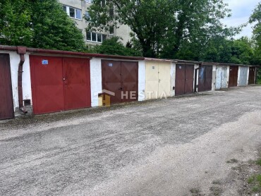 Garáž s montážnou jamou na Továrenskej ulici v Senici
